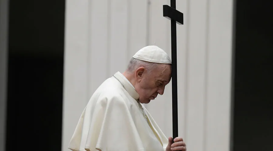 El Papa Francisco en el Vía Crucis de hoy. Crédito Vatican Media?w=200&h=150
