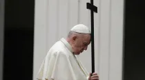 El Papa Francisco en el Vía Crucis de hoy. Crédito Vatican Media