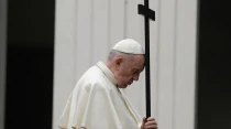 El Papa Francisco en el Vu00eda Crucis de hoy. Cru00e9dito Vatican Media
