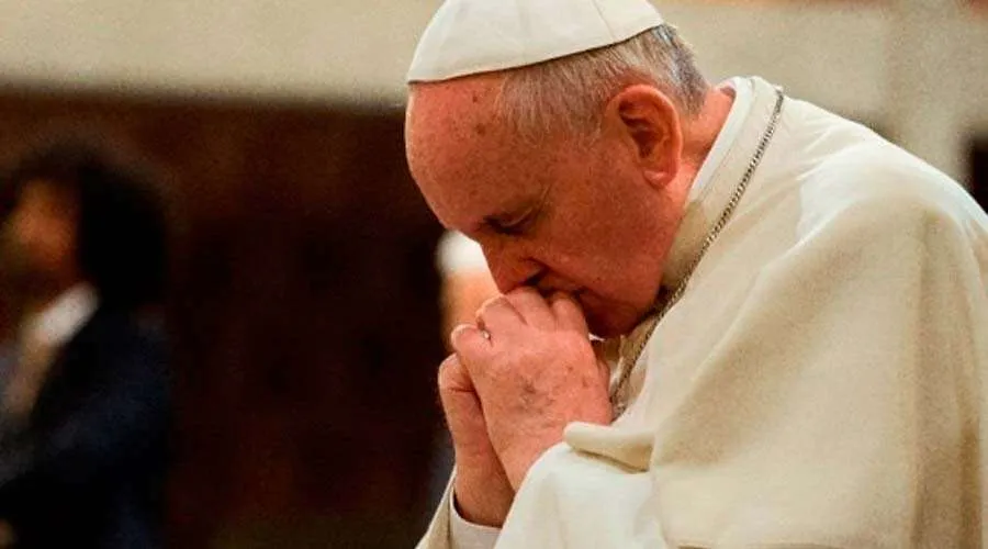 Imagen referencial. Papa Francisco en oración. Foto: Vatican Media