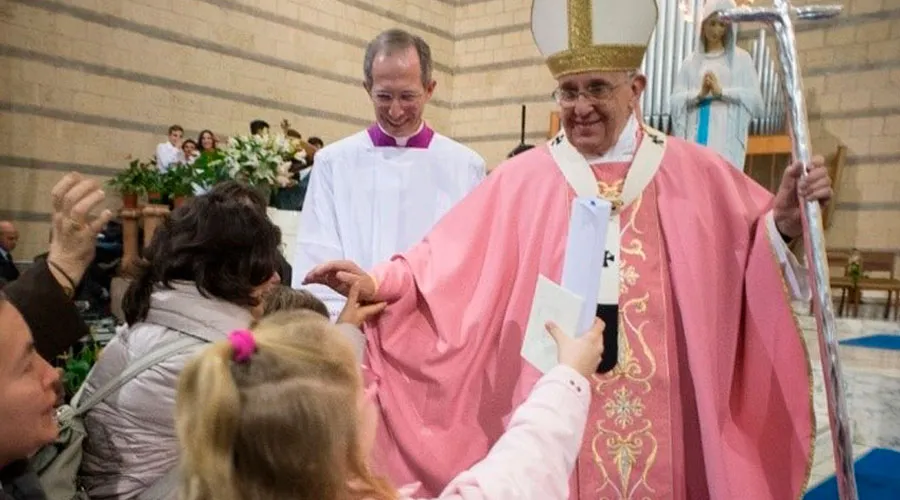 El Papa Francisco con una casulla rosa. Crédito: Vatican Media