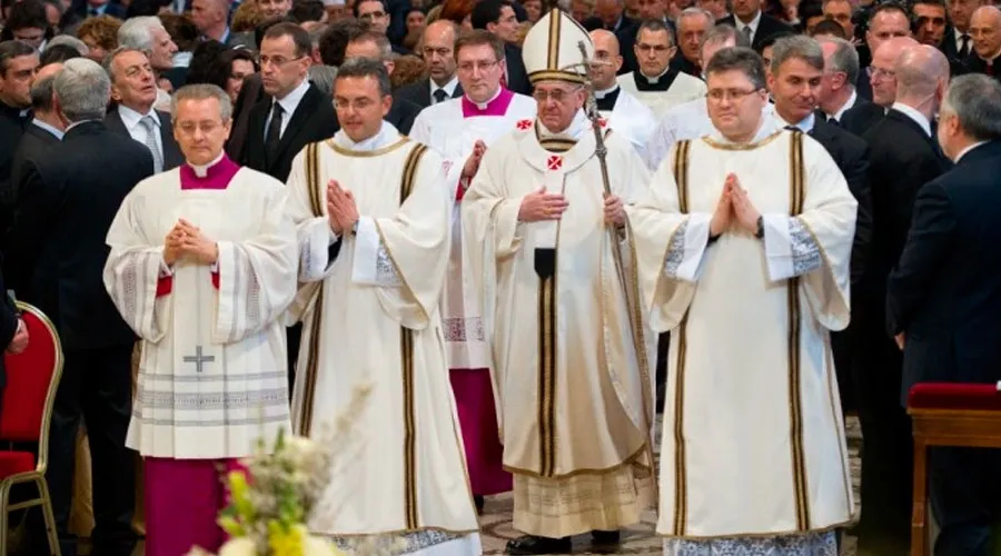 El Papa Francisco al inicio de la Misa del 7 de abril de 2013 en la que tomó posesión de la Diócesis de Roma. Crédito: Vatican Media