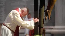 El Papa Francisco en la celebración de la Pasión este Viernes Santo en la Basílica de San Pedro. Crédito: Vatican Media