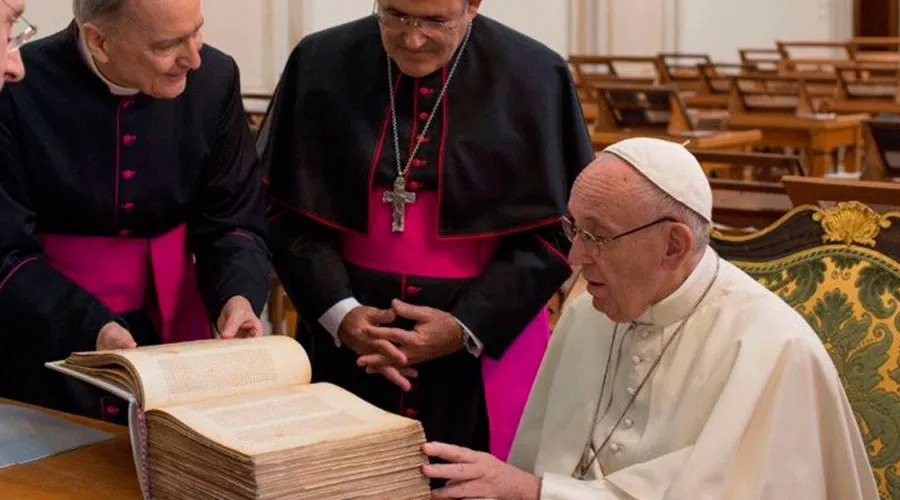 El Papa Francisco revisa documentos antiguos de la Iglesia - Foto: Vatican Media / ACI Prensa?w=200&h=150