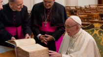 El Papa Francisco revisa documentos antiguos de la Iglesia - Foto: Vatican Media / ACI Prensa