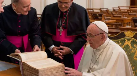 Un Papa escribió en quechua, la visita de Francisco a la Biblioteca Vaticana