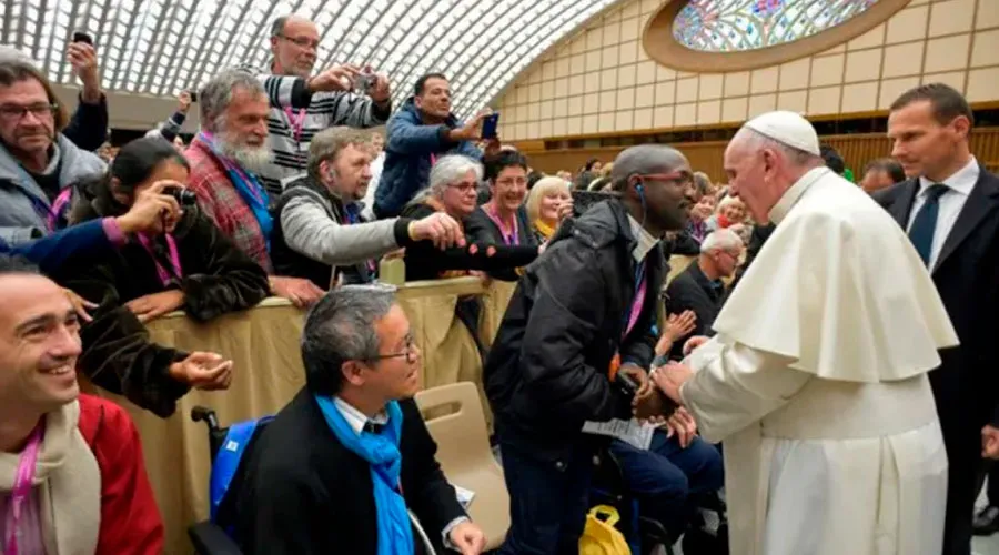 Un hombre identificado por el medio francés La Croix como Emmanuel Abayisenga saluda al Papa Francisco en el 2016. Crédito: Vatican Media