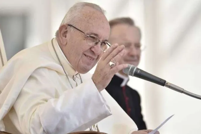 Papa Francisco pide no ser “santos de estampita”, sino felices por la Navidad