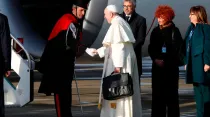 El Papa Francisco carga su maletín antes de subir al avión que lo lleva a Panamá - Foto: Vatican Media / ACI Prensa