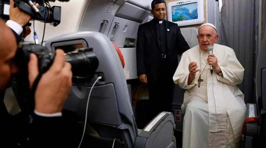 El Papa Francisco en el avión que lo llevó de Canadá a Roma. Crédito: Vatican News