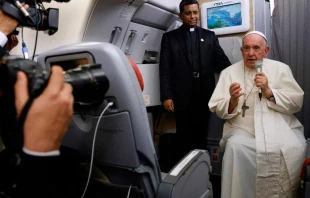 El Papa Francisco en el aviu00f3n que lo llevu00f3 de Canadu00e1 a Roma. Cru00e9dito: Vatican News 