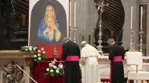 El Papa Francisco reza ante una imagen de María. Crédito: Daniel Ibáñez / ACI