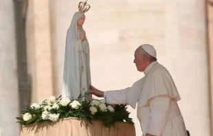 El Papa Francisco reza ante una imagen de la Virgen de Fu00e1tima en el Vaticano. Cru00e9dito: Daniel Ibu00e1u00f1ez / ACI Prensa 