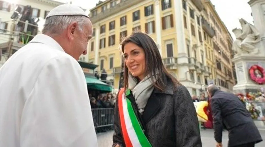 El Papa Francisco con la alcaldesa de Roma Virgina Raggi en un encuentro de 2018 - Foto: Vatican Media (ACI Prensa)