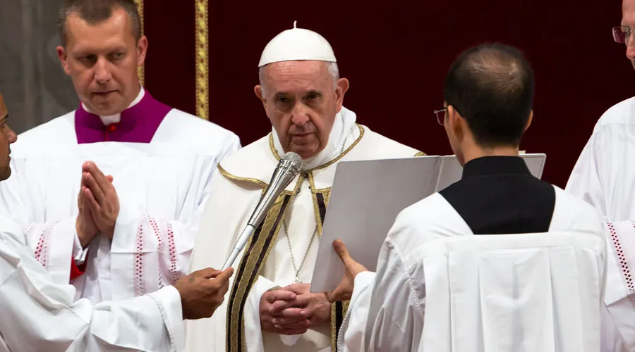El Papa Francisco durante la celebración de las Vísperas por el Mes Misionero Extraordinario. Crédito: Daniel Ibáñez (ACI)