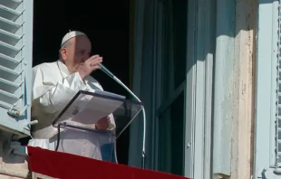 El Papa Francisco en la ventana del Palacio Apostu00f3lico desde donde rezu00f3 el primer u00c1ngelus del 2022. Cru00e9dito: Youtube Vatican Media 