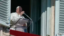 El Papa Francisco en la ventana del Palacio Apostólico desde donde rezó el primer Ángelus del 2022. Crédito: Youtube Vatican Media
