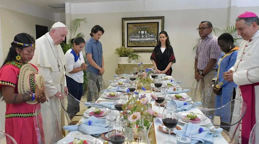 El Papa Francisco y los jóvenes con los que almorzó en Panamá. Foto: Vatican Media?w=200&h=150