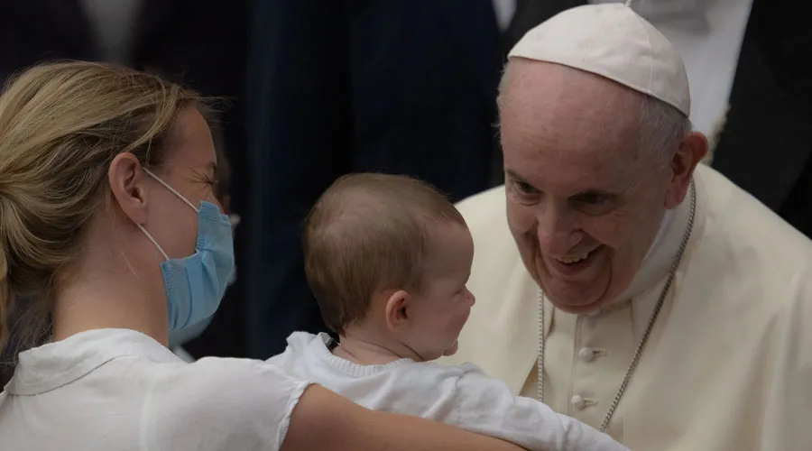 El Papa Francisco bendice un bebé en el Vaticano. Crédito: Daniel Ibáñez / ACI Prensa