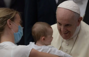 El Papa Francisco bendice un bebu00e9 en el Vaticano. Cru00e9dito: Daniel Ibu00e1u00f1ez / ACI Prensa 