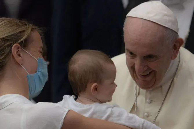 Papa Francisco pide a católicos ser valientes defensores del don de la vida