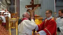 El Papa Francisco besa la cruz en la celebración de la Pasión de Cristo este Viernes Santo en la Basílica de San Pedro en el Vaticano. Captura Youtube