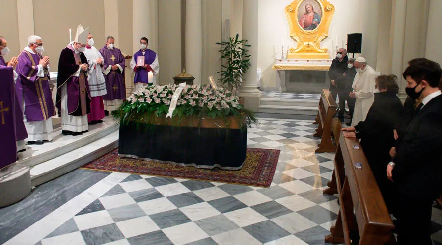 El Papa Francisco en el funeral del doctor Fabrizio Soccorsi. Crédito: Vatican Media?w=200&h=150