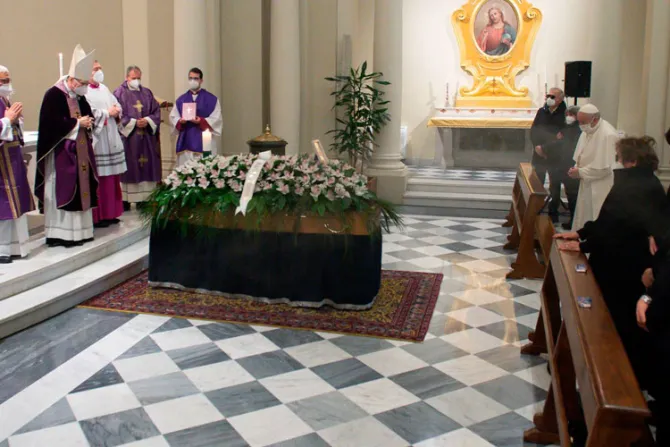 Papa Francisco participó en funeral de su médico personal