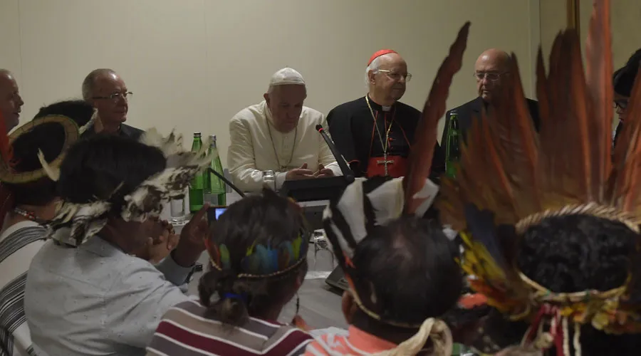 El Papa Francisco y la delegación de indígenas que recibió hoy en el Vaticano. Crédito: Vatican Media