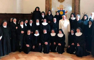 El Papa Francisco y las religiosas del monasterio. Foto: Vatican Media 