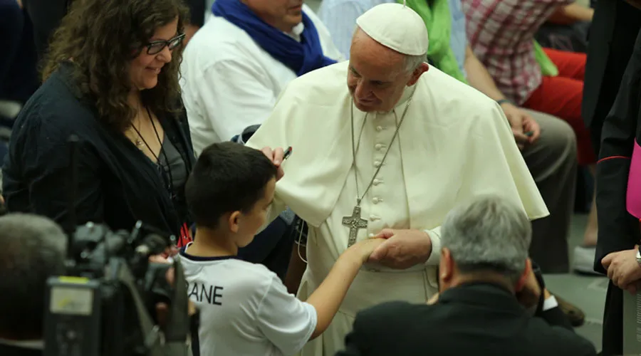 El Papa Francisco bendice a un niño enfermo. Foto: Daniel Ibáñez / ACI Prensa?w=200&h=150