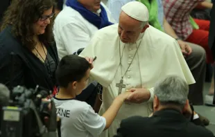 El Papa Francisco bendice a un niño enfermo. Foto: Daniel Ibáñez / ACI Prensa 