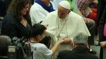 El Papa Francisco bendice a un niño enfermo. Foto: Daniel Ibáñez / ACI Prensa