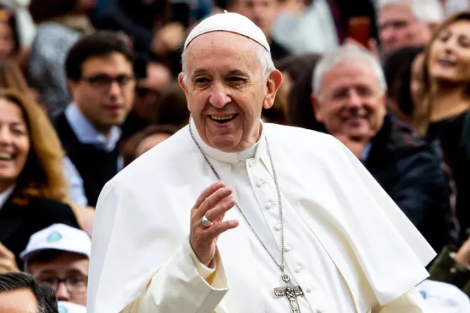El Papa Francisco alienta a hacer un periodismo de personas para personas
