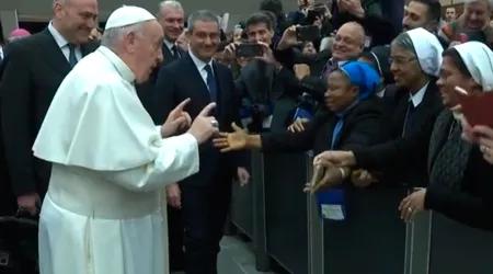 VIDEO: El Papa Francisco bromea con religiosa que le pidió un beso