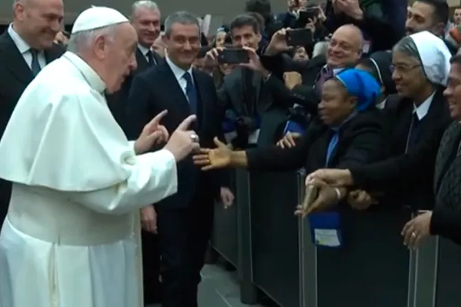 VIDEO: El Papa Francisco bromea con religiosa que le pidió un beso