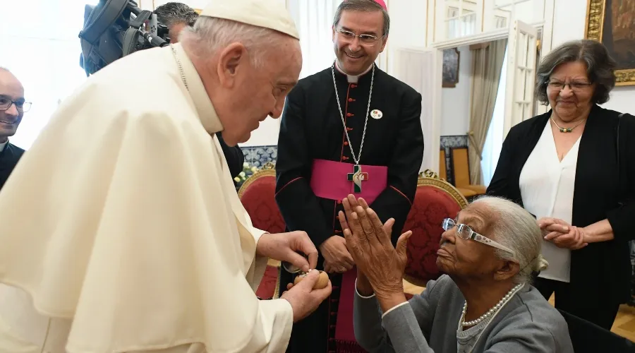 El Papa se reunió brevemente con una mujer de 106 años, Maria da Conceição Brito Mendonça, el viernes 4 de agosto. Crédito: Vatican Media.?w=200&h=150