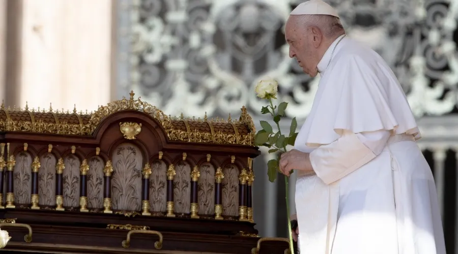 El Papa reza ante reliquias de Santa Teresa del Niño Jesús antes de su operación