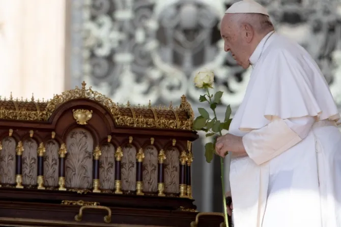 El Papa reza ante reliquias de Santa Teresa del Niño Jesús antes de su operación