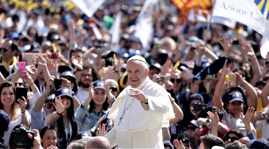 El Papa saluda a los jóvenes de Acción Católica en el Vaticano. / Foto: Lucía Ballester (ACI Prensa)?w=200&h=150