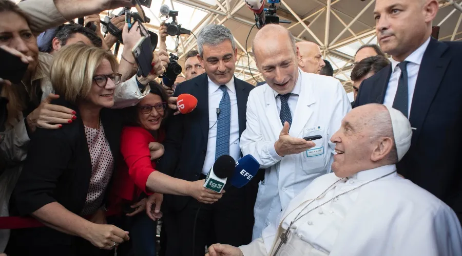 El Papa Francisco sale del Hospital Gemelli el 16 de junio de 2023. Crédito: Vatican Media?w=200&h=150