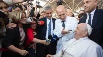 El Papa Francisco sale del Hospital Gemelli el 16 de junio de 2023. Crédito: Vatican Media