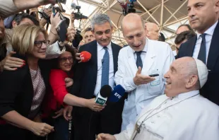 El Papa Francisco sale del Hospital Gemelli el 16 de junio de 2023. Crédito: Vatican Media 