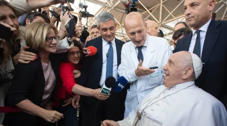 El médico del Papa Francisco le recomienda un mes de convalecencia
