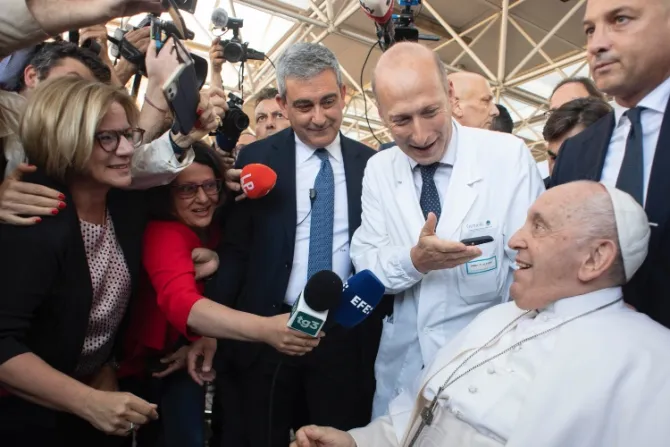 El médico del Papa Francisco le recomienda un mes de convalecencia
