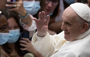 Papa Francisco y fieles en la audiencia general. Cru00e9dito: Daniel Ibu00e1u00f1ez / ACI Prensa 