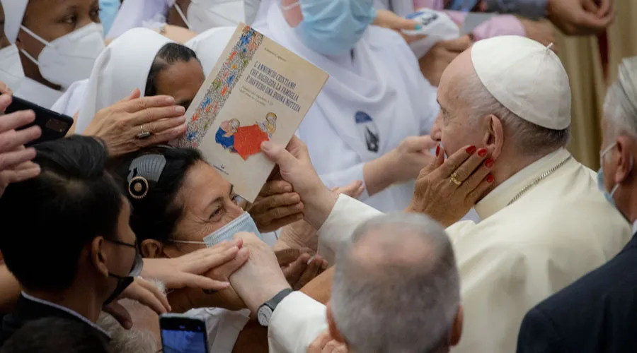 El Papa Francisco saluda a un grupo de peregrinos en la audiencia general del 25 de agosto. Crédito: Daniel Ibáñez / ACI Prensa