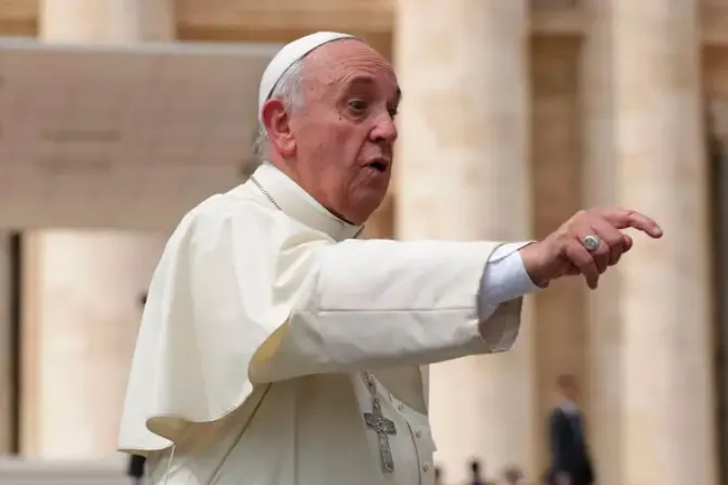 El Papa propone escuchar “con los oídos del corazón” para hacer más humana la comunicación