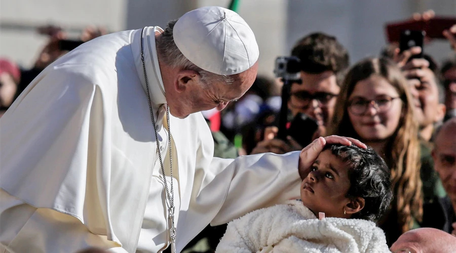 El Papa bendice a una niña al inicio de la Audiencia General. Foto: Lucía Ballester / ACI Prensa?w=200&h=150