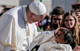 El Papa bendice a una niu00f1a al inicio de la Audiencia General. Foto: Lucu00eda Ballester / ACI Prensa 